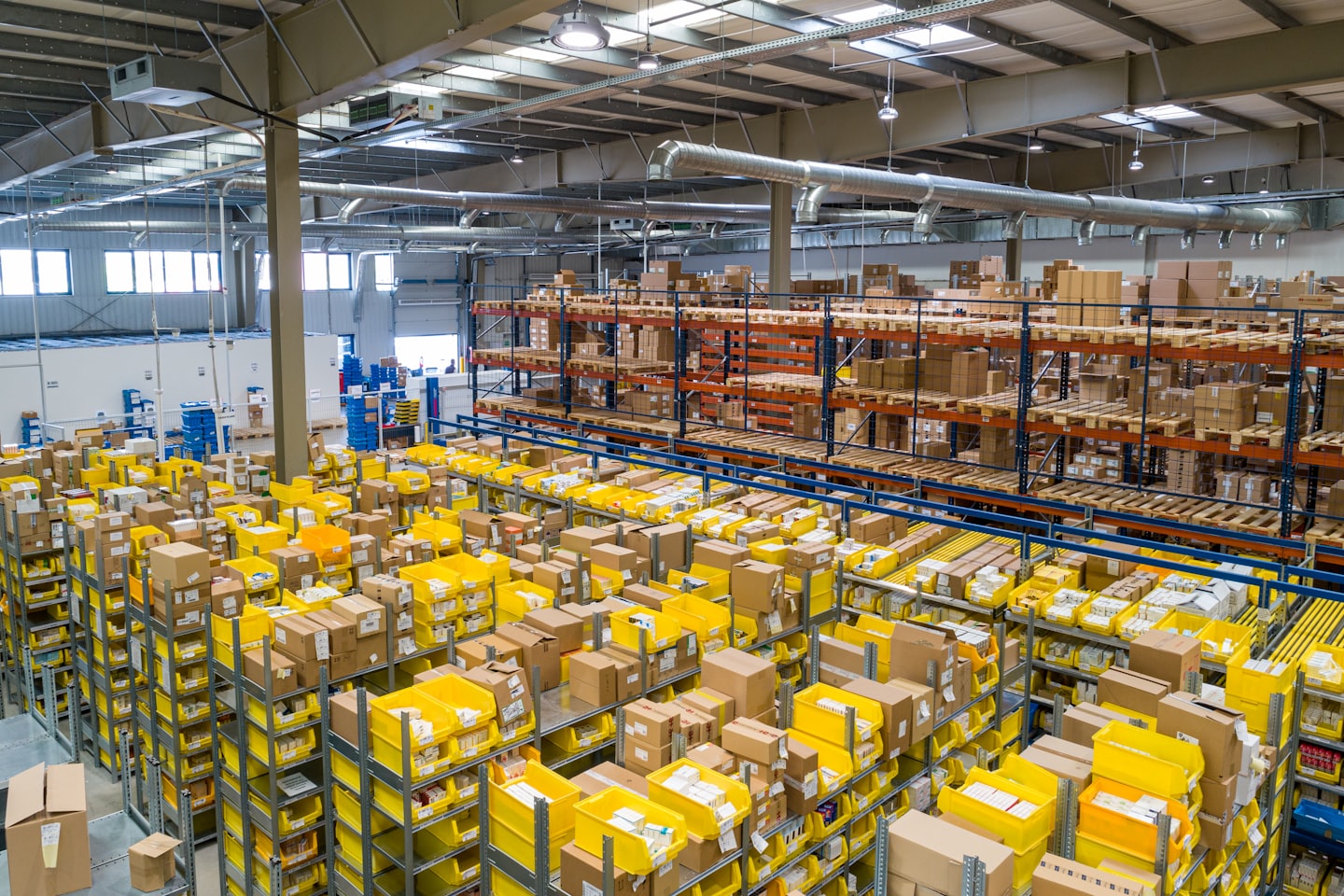 Centro de armazenagem com mercadorias organizadas